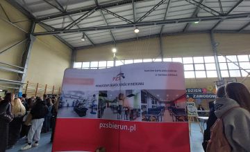 Zdjęcie ścianki Powiatowego Zespołu Szkół w Bieruniu